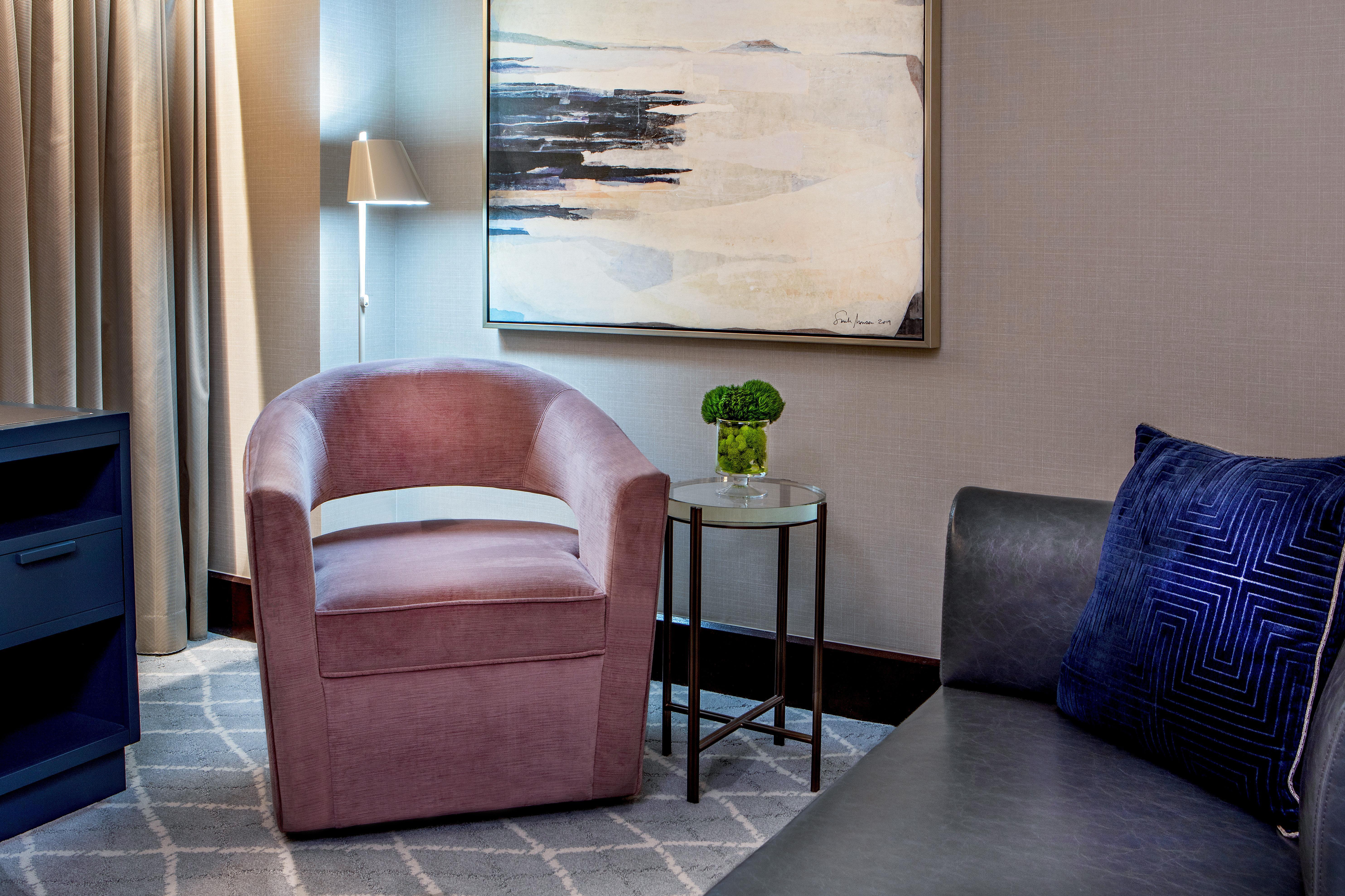 Intercontinental Boston By Ihg Hotel Bagian luar foto A chair in a living room