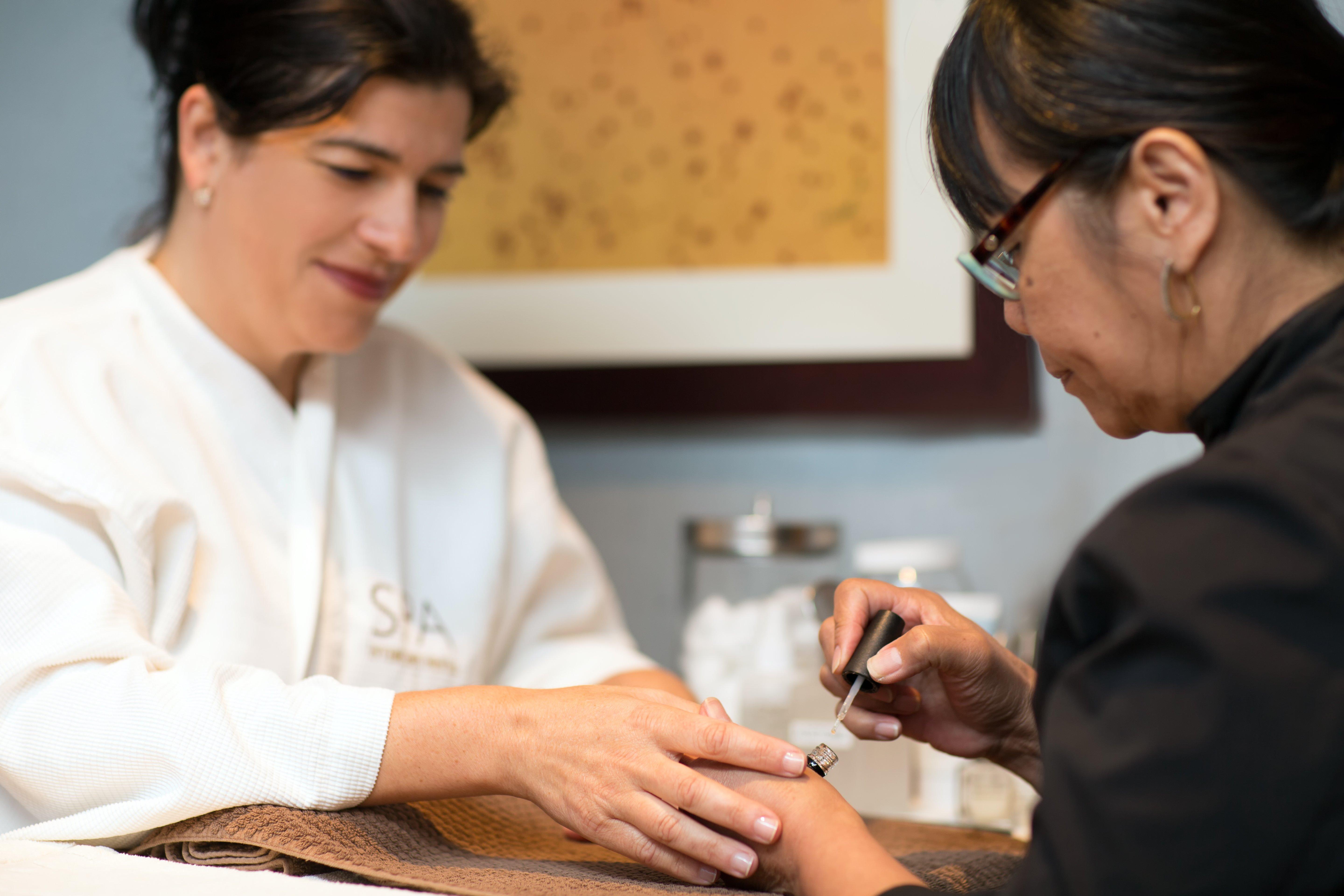 Intercontinental Boston By Ihg Hotel Bagian luar foto A woman receiving acupuncture treatment
