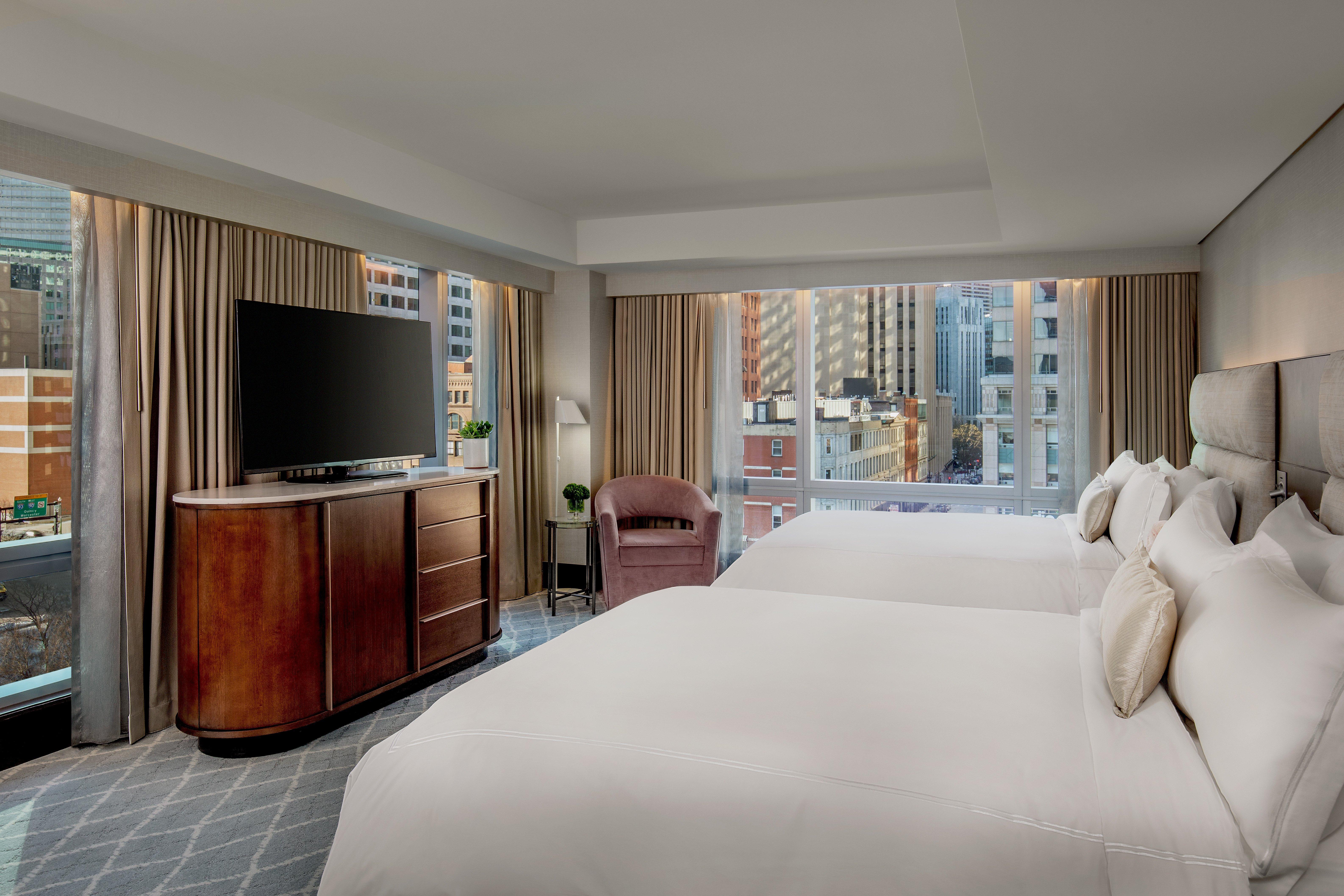 Intercontinental Boston By Ihg Hotel Bagian luar foto A guest room at the Waldorf Astoria Chicago