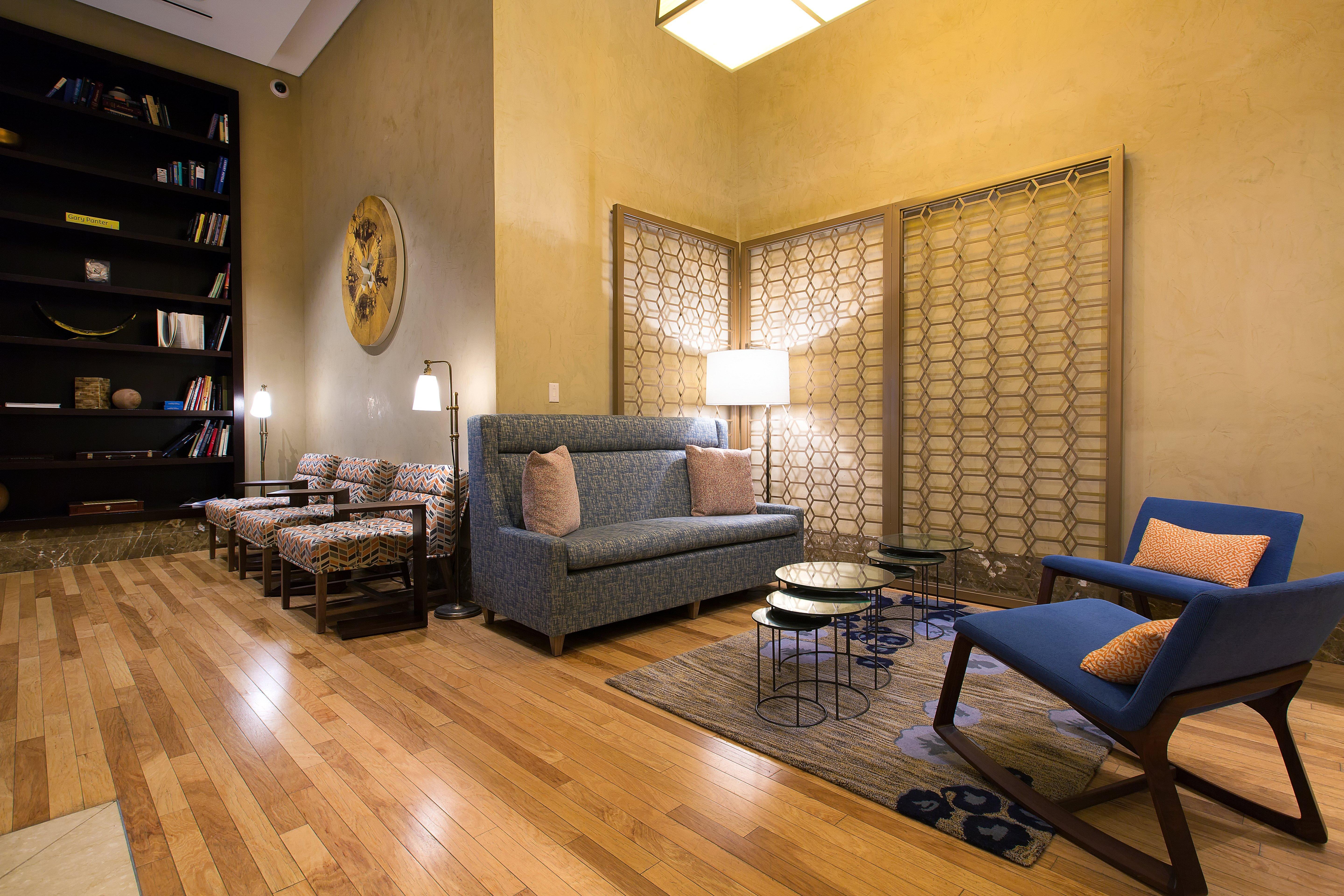 Intercontinental Boston By Ihg Hotel Bagian luar foto The lounge at the airport