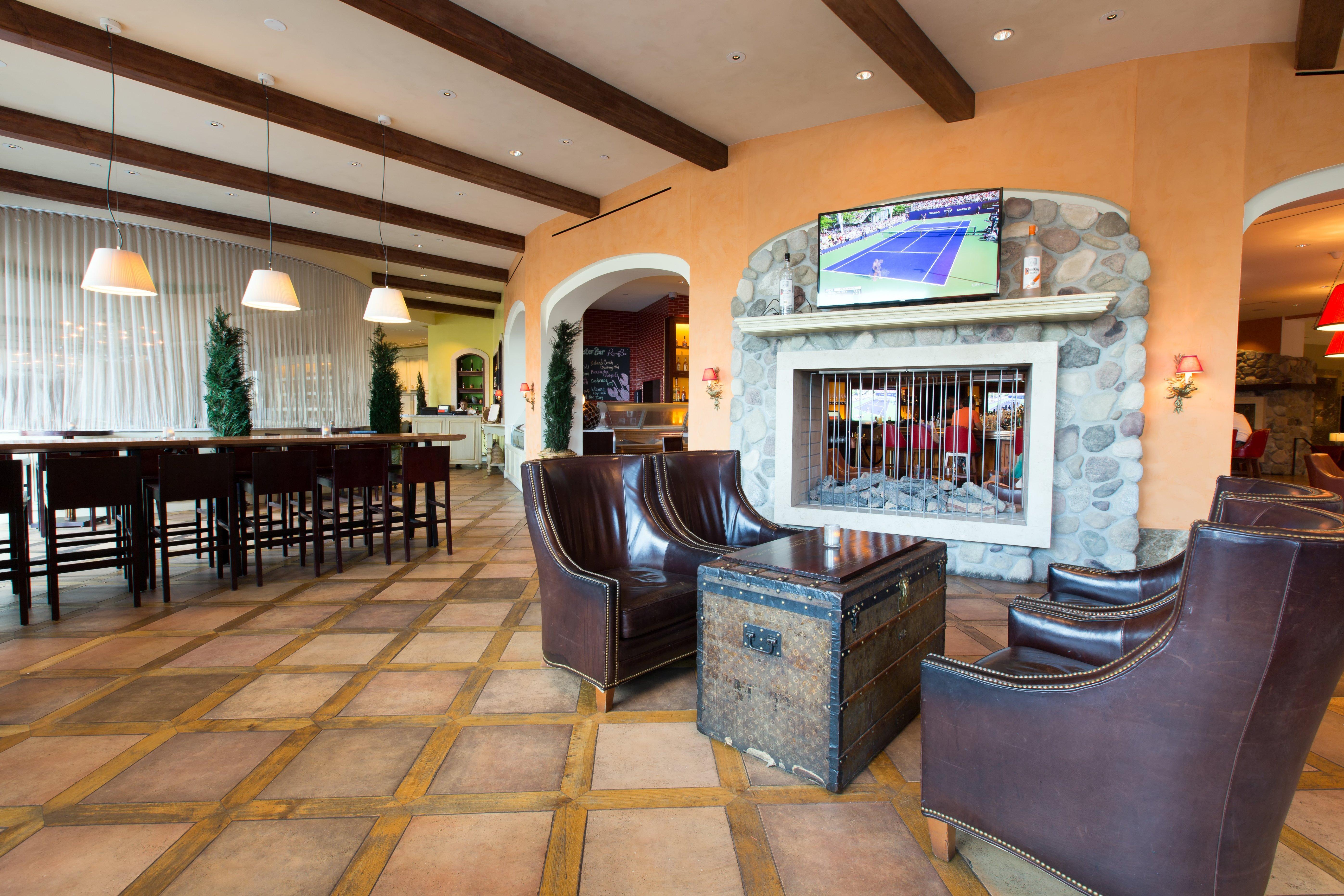 Intercontinental Boston By Ihg Hotel Bagian luar foto The lounge at the airport