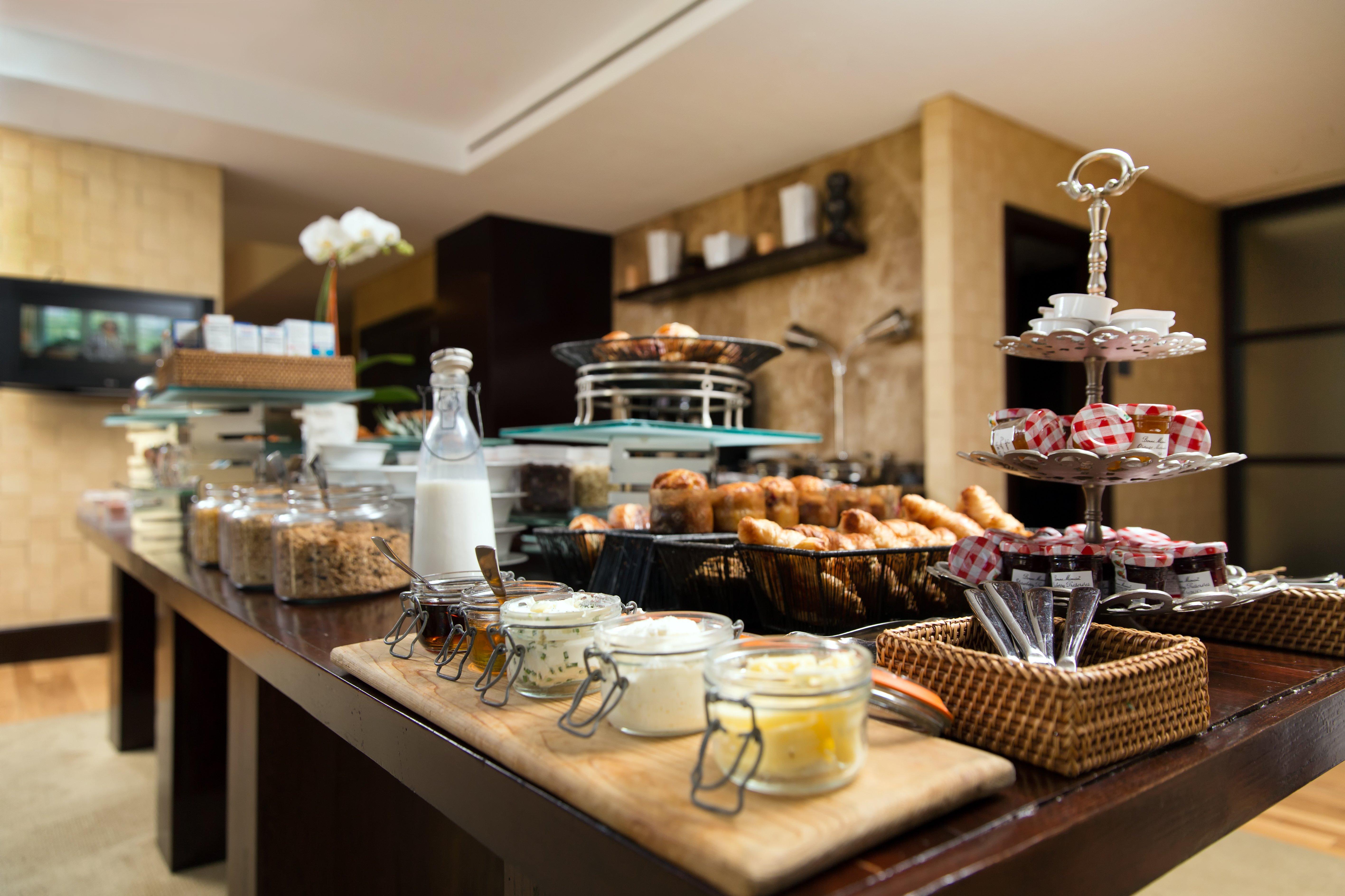 Intercontinental Boston By Ihg Hotel Bagian luar foto A breakfast buffet at a hotel