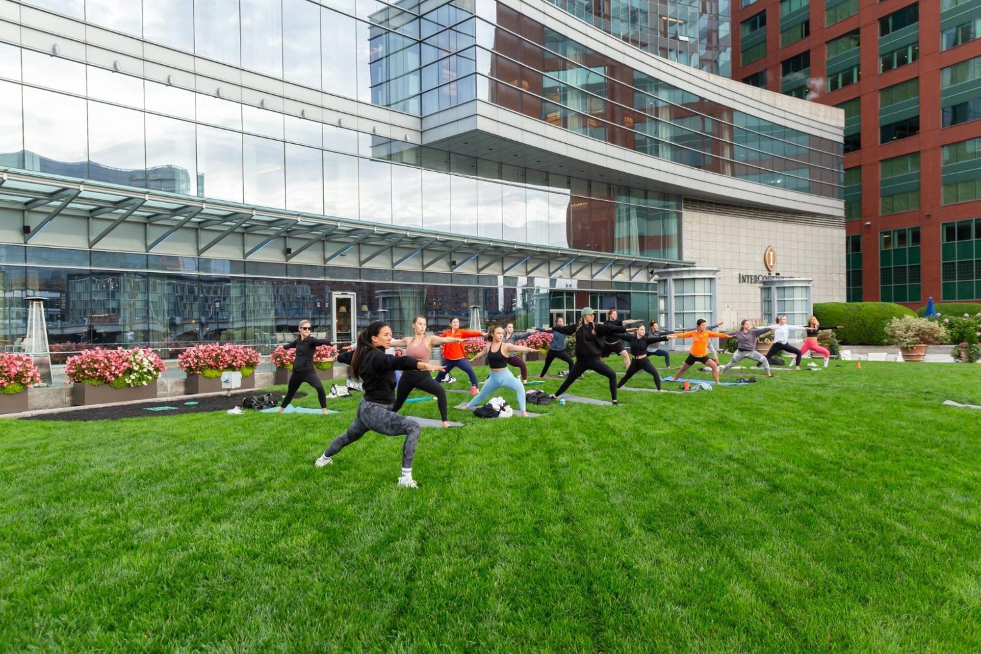 Intercontinental Boston By Ihg Hotel Bagian luar foto The rooftop lawn