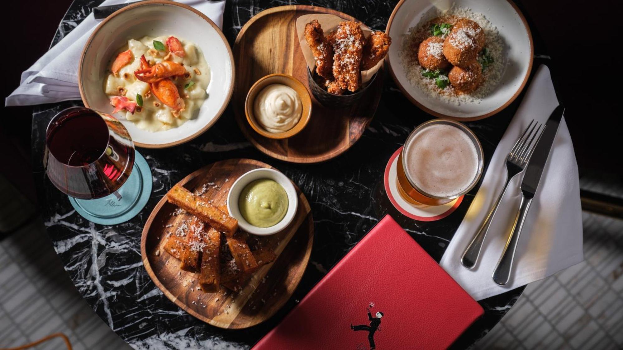 Intercontinental Boston By Ihg Hotel Bagian luar foto A selection of dishes at The Ivy, St Paul's