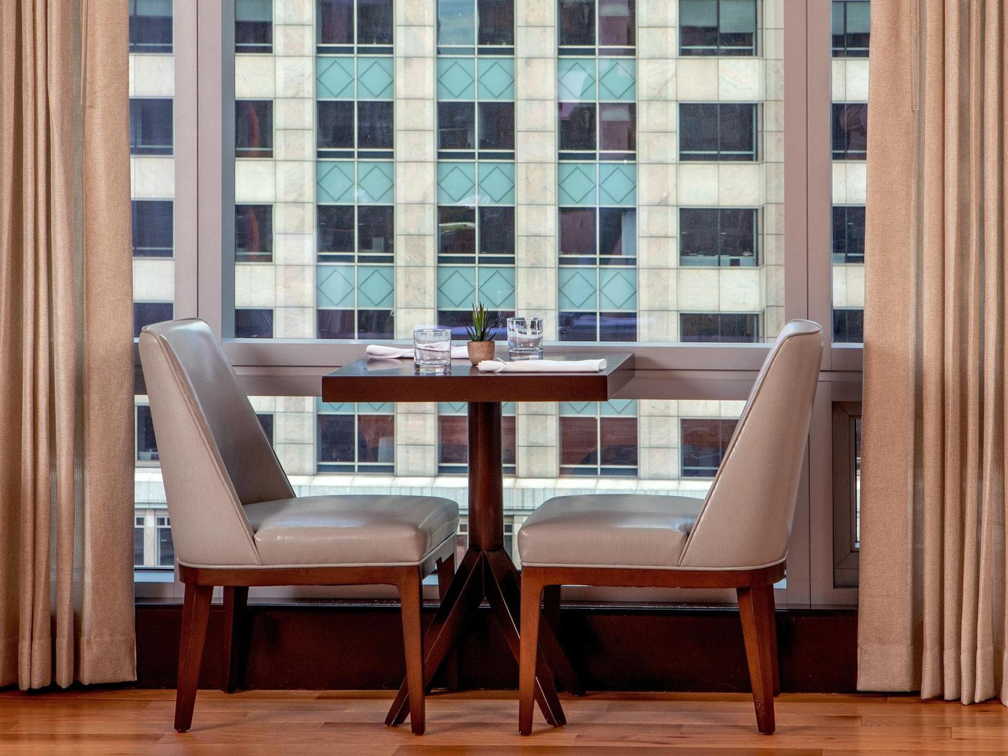 Intercontinental Boston By Ihg Hotel Bagian luar foto A table and chairs in a hotel room